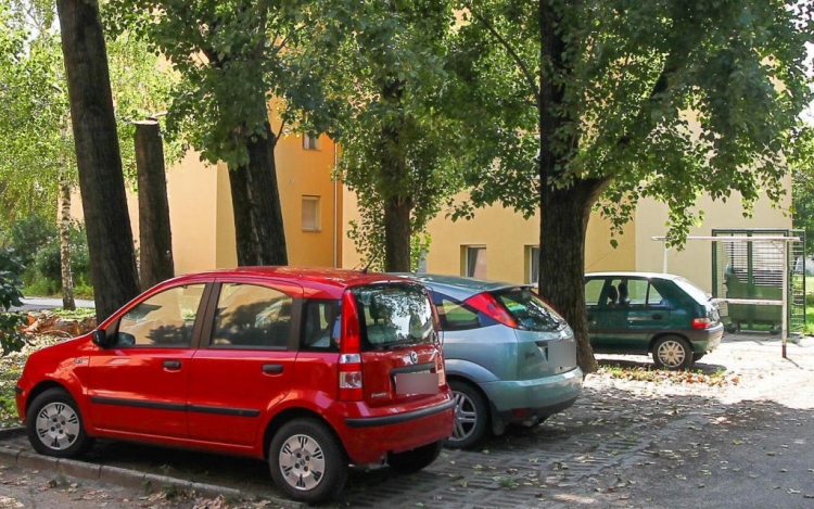 Bevonják a vasút környékét is a fizetős parkolás rendszerébe