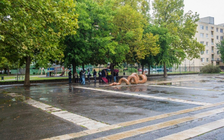 Folytatódik a Salétrom utcai sétány építése – az iskola előtti tér is megújul