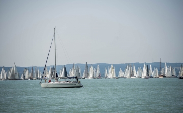 Elrajtolt a Kékszalag mezőnye Balatonfüredről