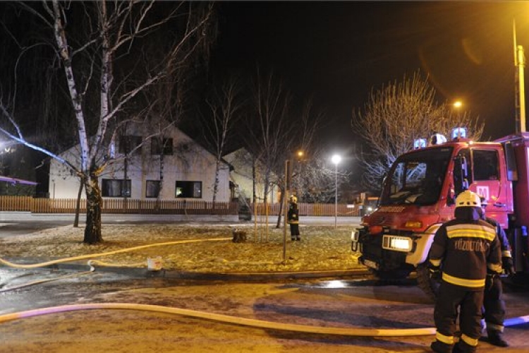 Kigyulladt egy óvoda tetőszerkezete Üllőn